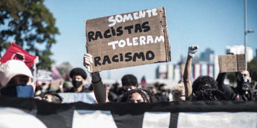 Veículo da Prefeitura de Rio do Sul, flagrado transportando adolescentes pendurados do lado de fora